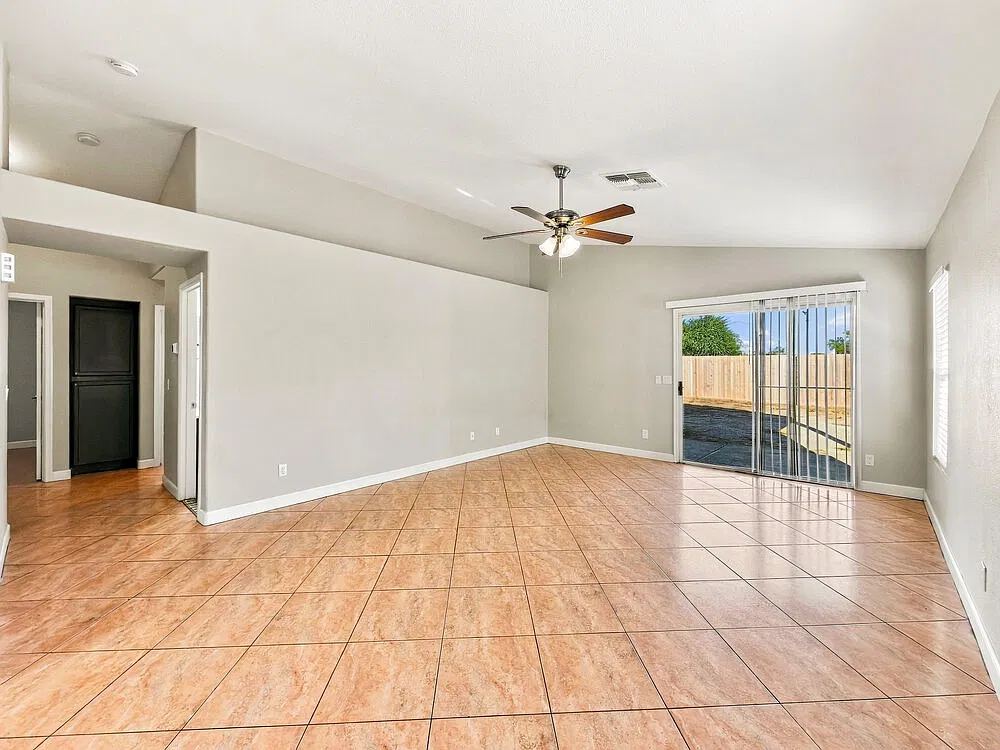 3 bed, 2.0 bath, 1310 sqft, $2,130 — Photo 3