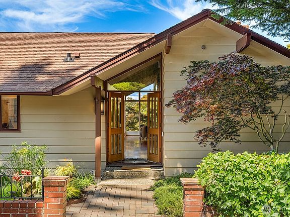 3rd image of 604 SW 206th Street