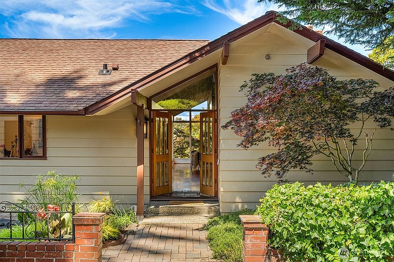 3rd image of 604 SW 206th Street
