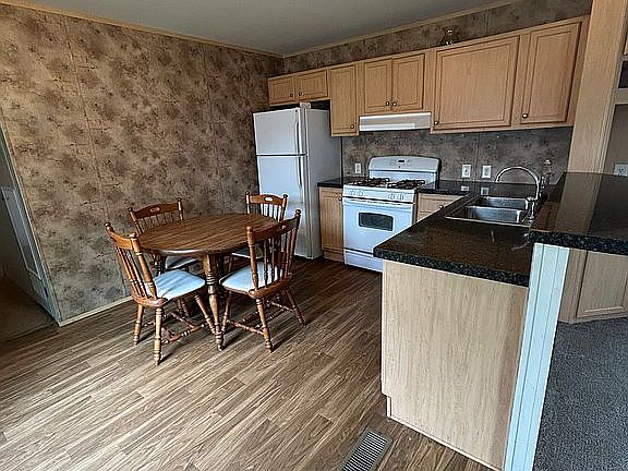 4th image of 3306 Mobile Blvd