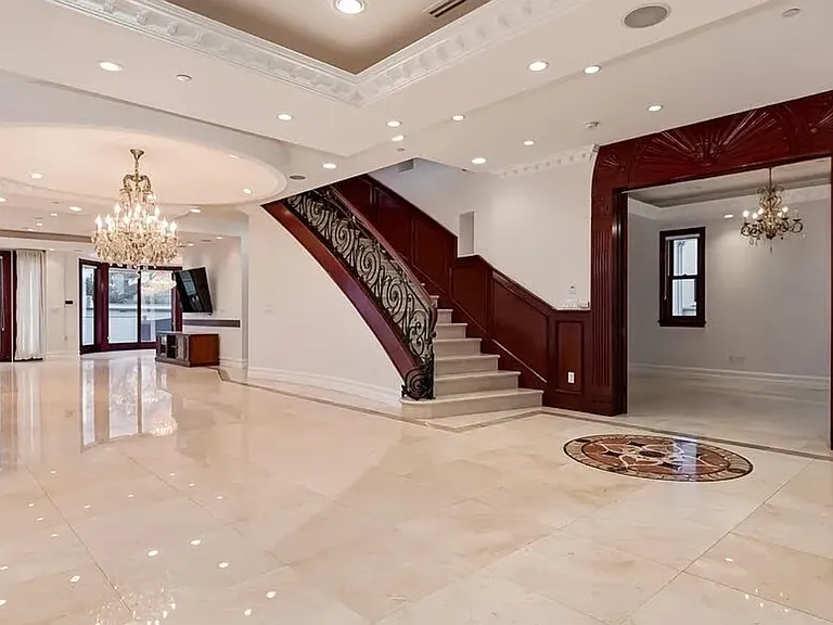 332 S Almont Dr — Photo 9
