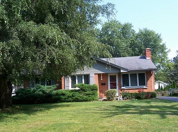 2nd image of 615 Oakwood Dr