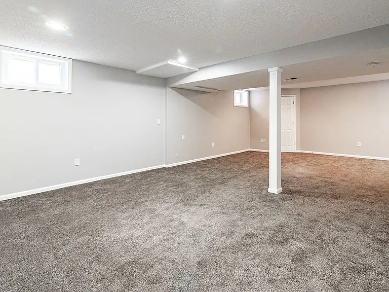 15704 Outlook St — Photo 35