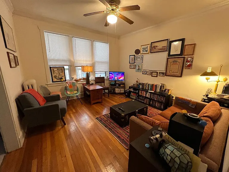 1928 W Montrose Ave #2 — Photo 3