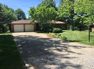15913 Kingswood Dr, Bloomington, IL 61705