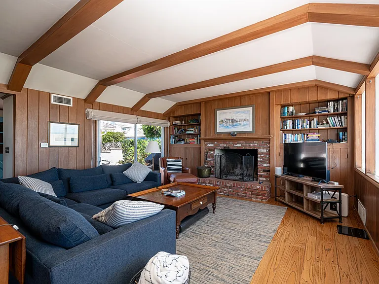 2124 E Oceanfront — Photo 9