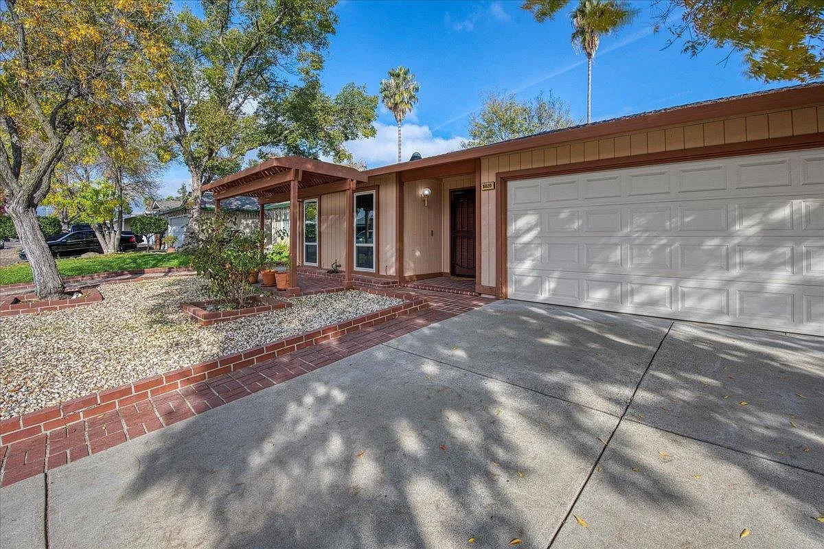 8020 Ramblewood Way photo 1