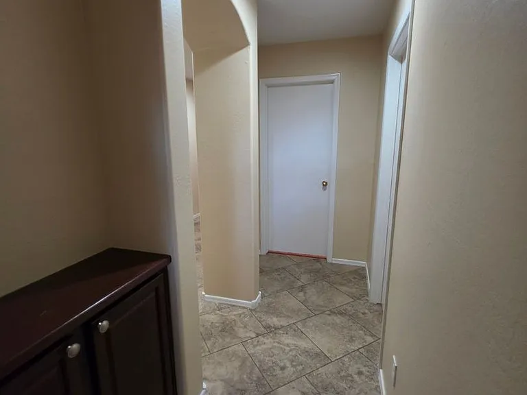 7805 S 48th Ln — Photo 8