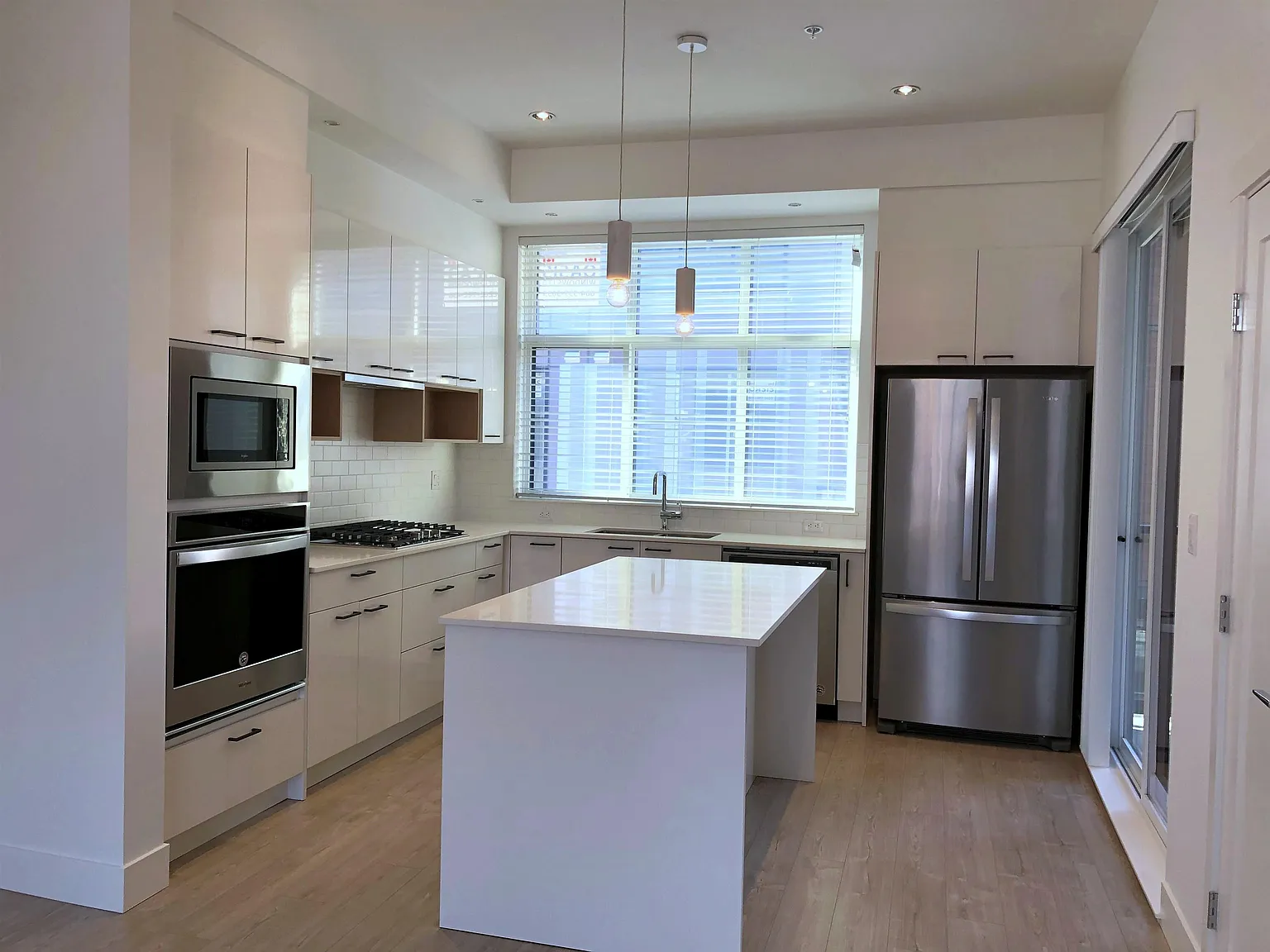 4 bed, 1333 sqft, $3,400 — Photo 1