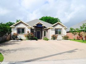 Spacious 4 Bed, 4.5 Bath Home Less Than 1 Mile from Baylor!