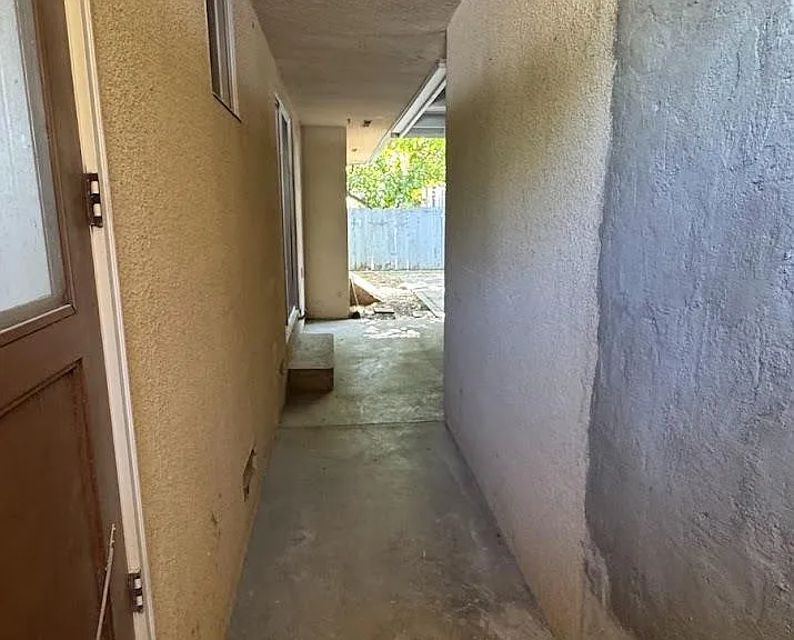 493 N Alta Ave — Photo 26