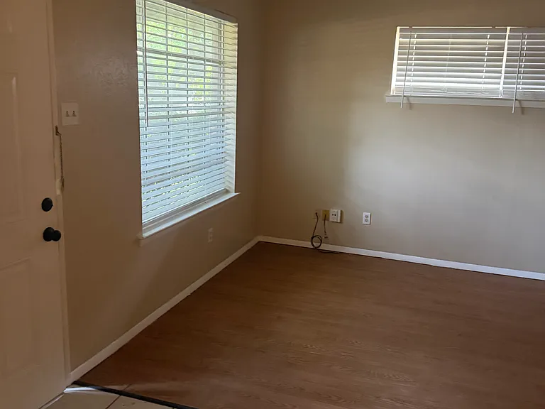 607 Arbor Ln — Photo 2