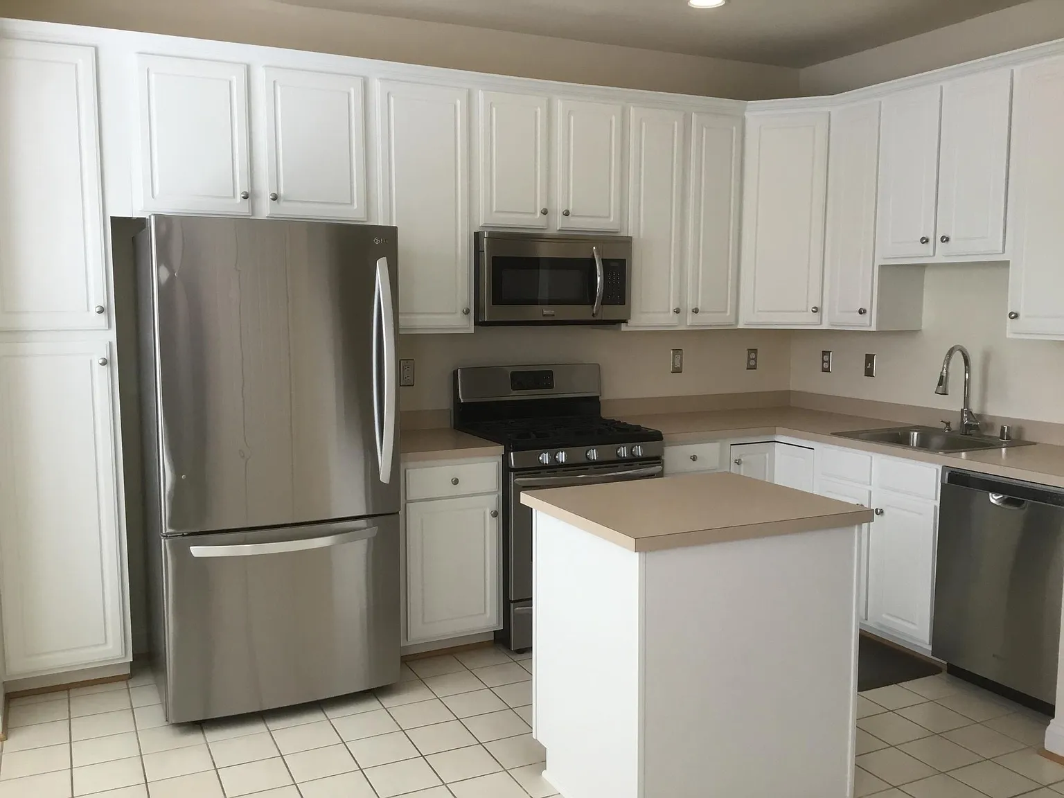 3 bed, 2.5 bath, 2266 sqft, $3,500 — Photo 2