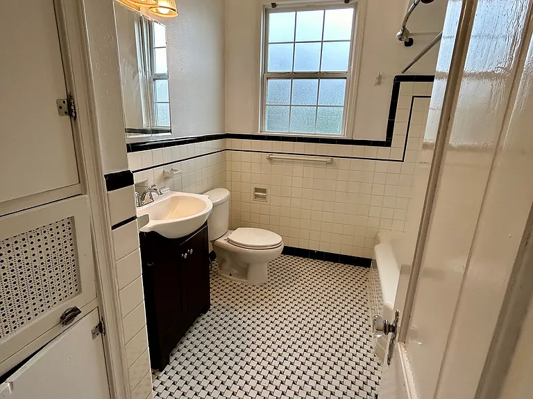 bathroom with tub/shower combo