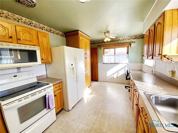 3rd image of 418 Hillside Dr