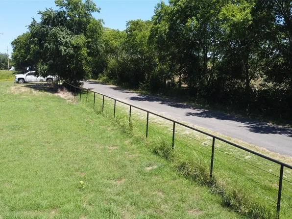 833 E Lovers Ln, Bells, TX 75414