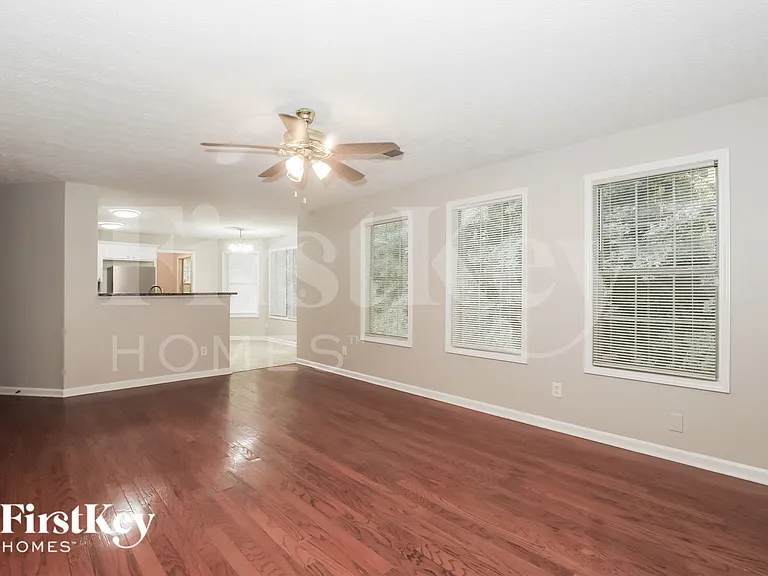 162 Olympic Dr — Photo 3