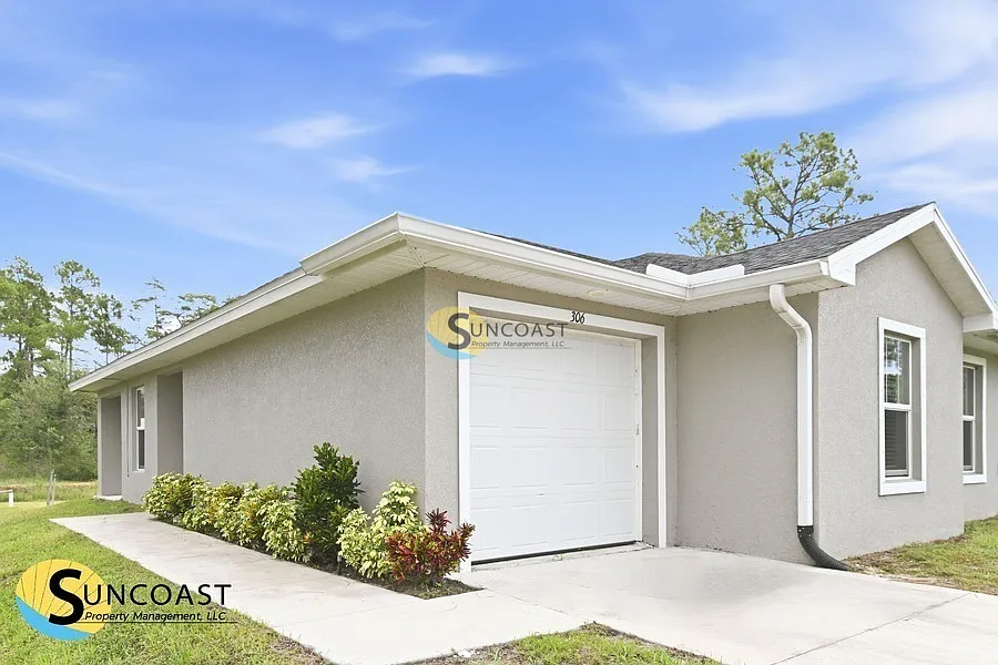 Stylish 2BR Duplex Near Fort Myers — Photo 3