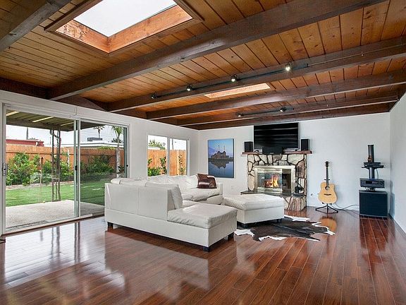 MASSIVE Family Room - Great for Entertaining