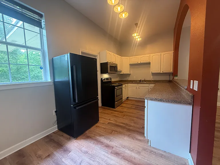 11921 Woodland Ave #B — Photo 6