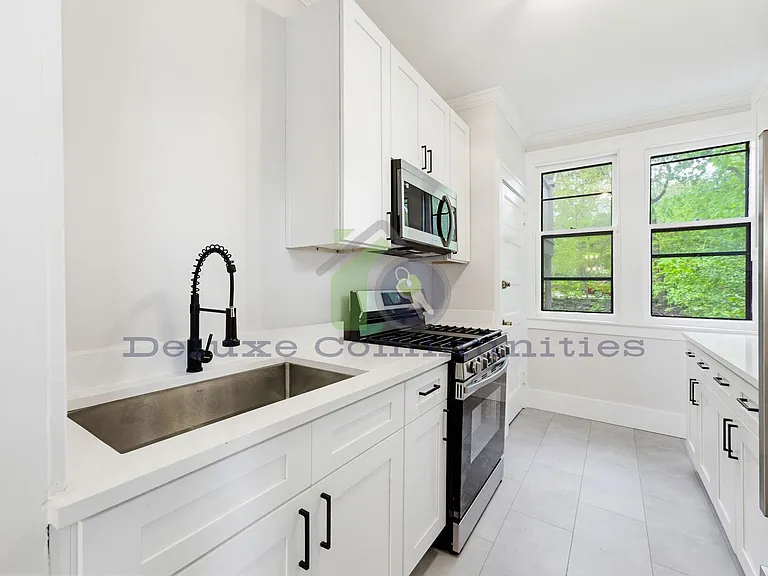 410 Eastern Ave SE — Photo 6