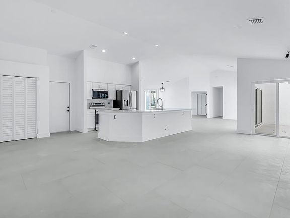 4th image of 12865 Kingsway Road