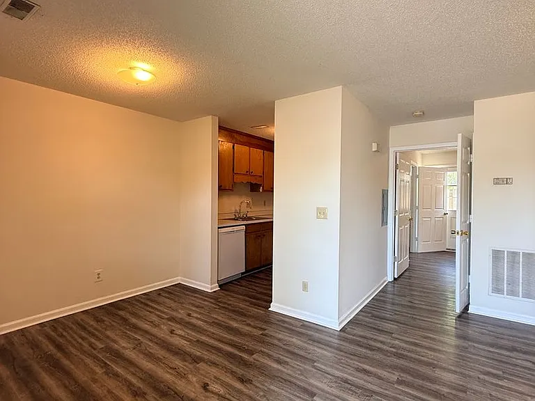 Ivy Court Apartments — Photo 8