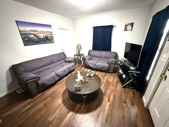 3rd image of 1110 Combes Ave