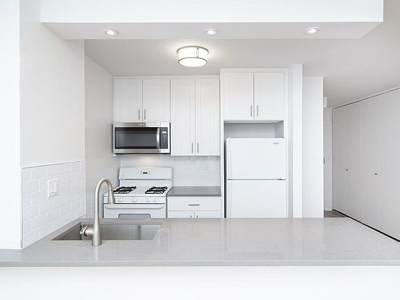 4th image of 1 Irving Pl APT P10
