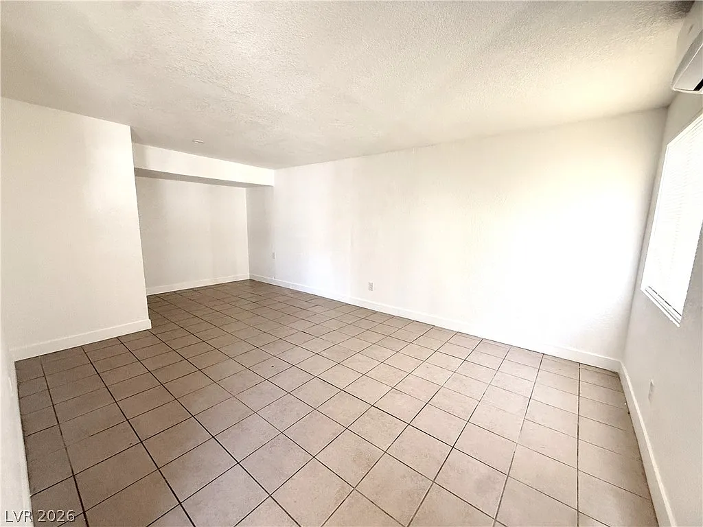 2 bed, 1.0 bath, 560 sqft, $890 — Photo 3