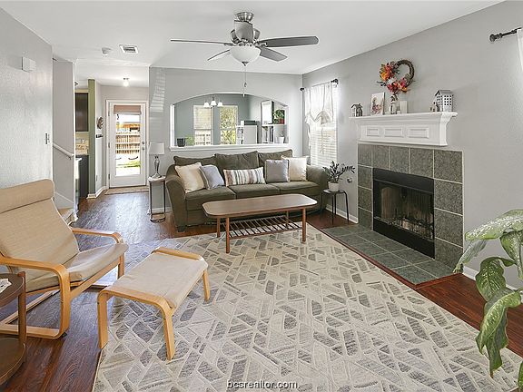 3rd image of 3703 Meadow View Dr