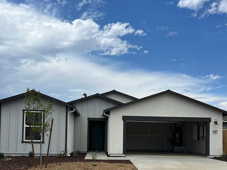 1024 E Packwood Ave — Photo 1