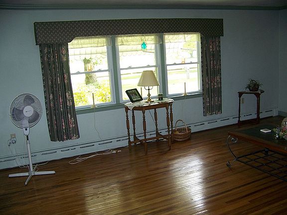 5th image of 20 Meadowbrook Ln