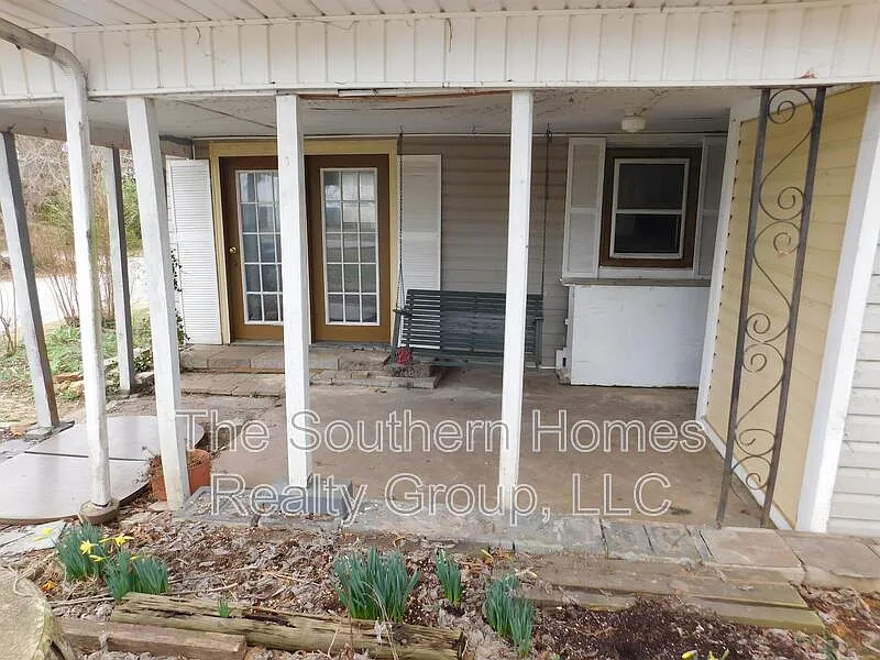 2 bed, 1.0 bath, 1328 sqft, $900 — Photo 2
