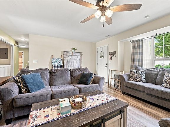 3rd image of 1002 N Hampton Dr