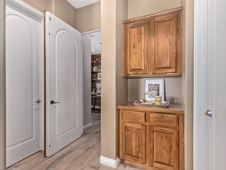 628 E Peach Tree St — Photo 5