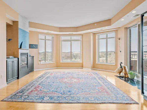 8301 Creekside Cir APT 560, Bloomington, MN 55437