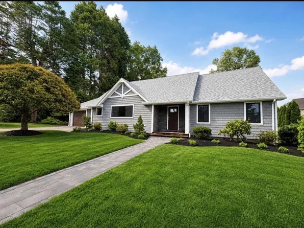 61 Applegate Rd, Cranston, RI 02920