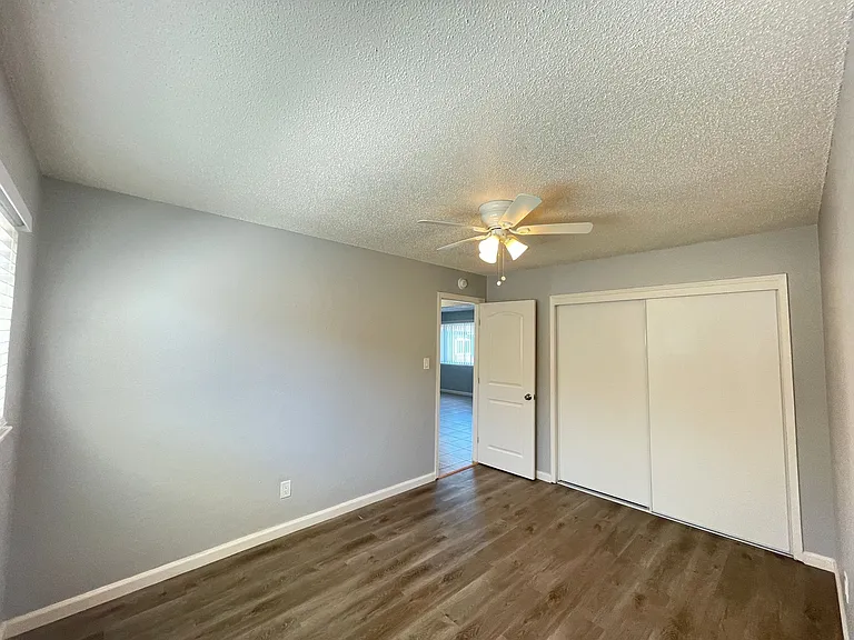 Lone Pine Apartments — Photo 19