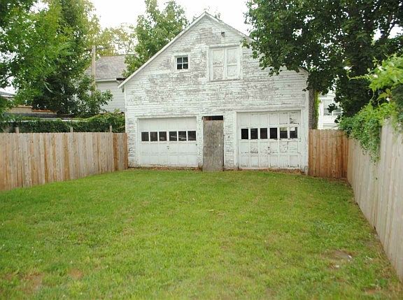 5th image of 131 Woodlawn Ave