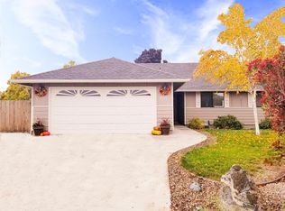 2730 Salmon Cir, Grants Pass, OR 97527