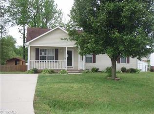 123 Larkspur Ln, Thomasville, NC 27360