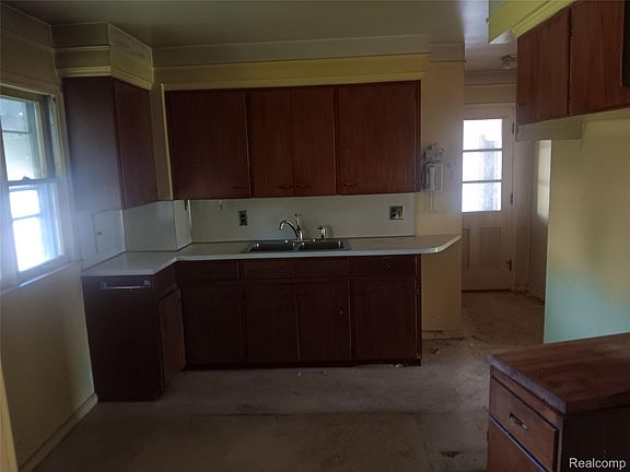 4th image of 967 Washington Rd