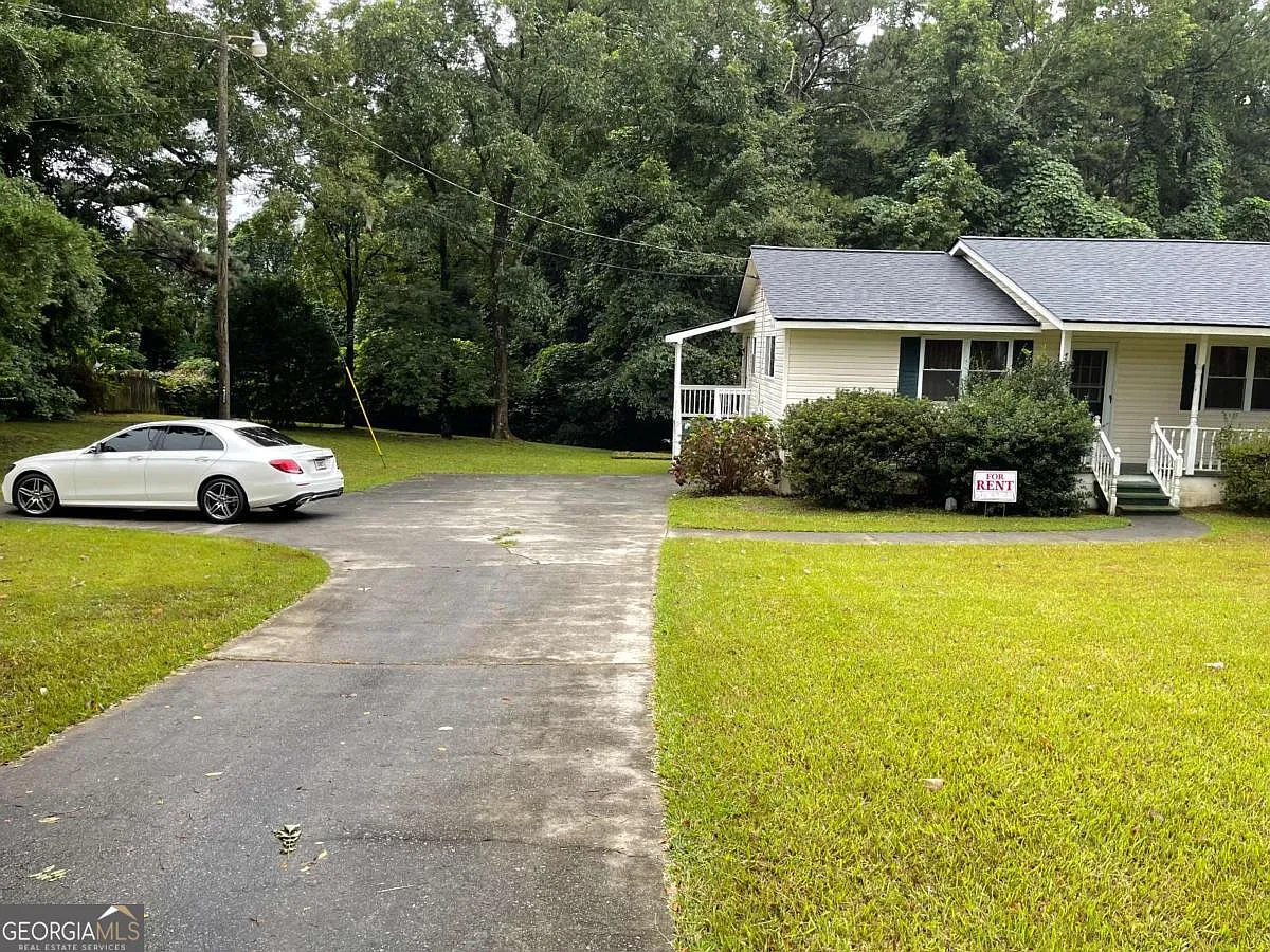 3 bed, 2.0 bath, 1456 sqft, $2,300 — Photo 2