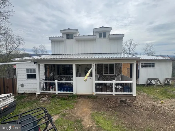 1821 Bears Lope Ln, Great Cacapon, WV 25422