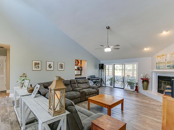 3rd image of 633 Amberjack Dr