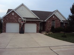 5203 Sundrop Ct, Godfrey, IL 62035