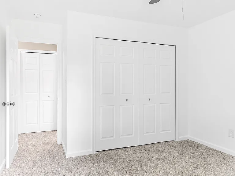 Hillcrest Club Apartments — Photo 82