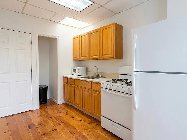 825 McDonald Ave #3 — Photo 2