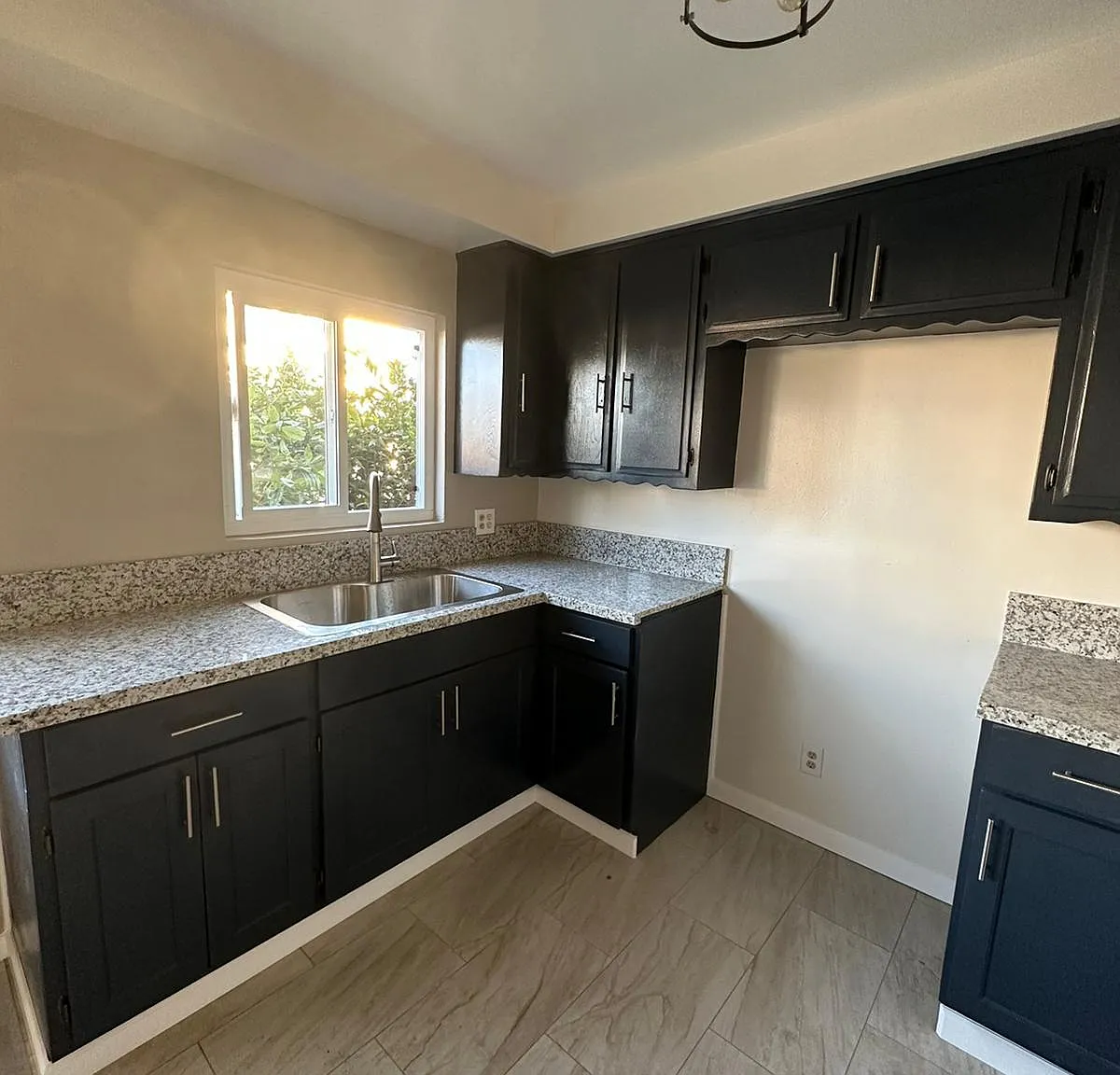 11423 Menlo Ave — Photo 2
